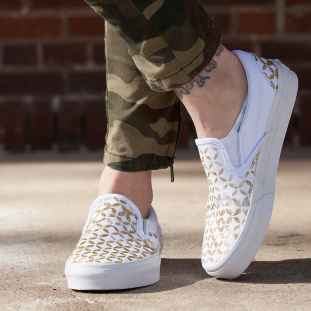 Forstå Tranquility Tage med Glitter Stenciled DIY Sneakers by Trinkets in Bloom
